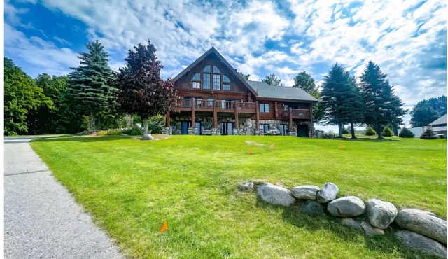 Spacious 5-bedroom cabin in charming Bellaire on Golf Course