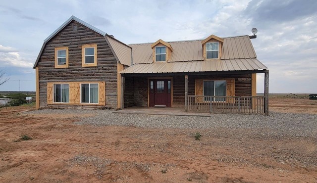 Spacious 5-bedroom cabin in charming Blanding with AC, WiFi