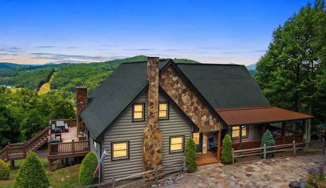 Spacious 5-bedroom cabin in Fleetwood, NC,great for family retreats.