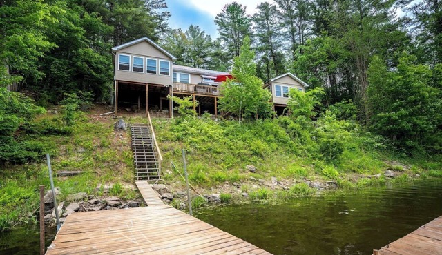 Spacious 5 Bedroom Cabin Riverfront/Black Lake Access
