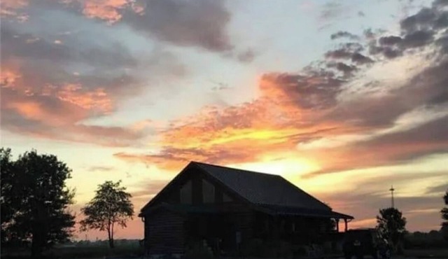 Spacious 5-bedroom cabin in tranquil Wharton with WiFi, fitness room ,pondn