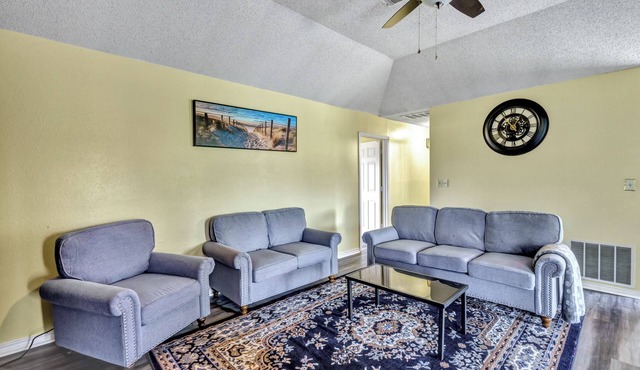 Spacious 5-bedroom cabin in charming Howe with WiFi, AC