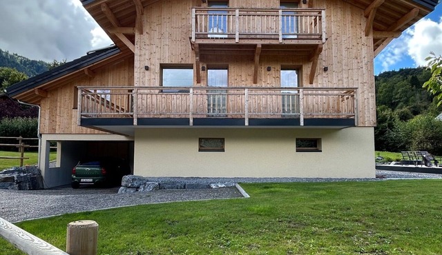 Spacious 5-bedroom chalet ski in ski out - sauna and seasonal pool 12 p Morillon