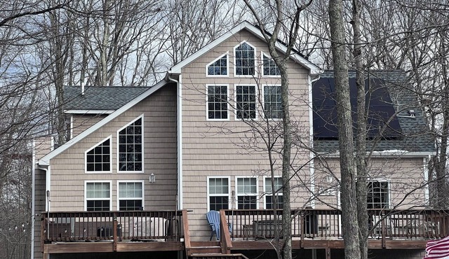 Spacious 5-bedroom chalet in Masthope with WiFi, AC. 2 Minutes to Ski Mountain