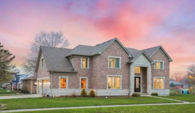 Spacious 5-bedroom Chicago suburban vacation home!
