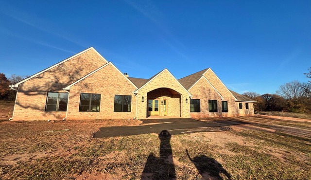 Spacious 5-bedroom estate with WiFi, fitness room in serene Chandler on 57 acres