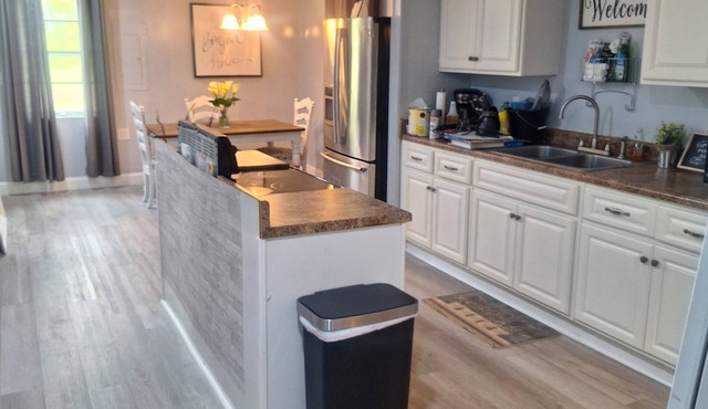 Spacious 5-bedroom Farm house next to the river with WiFi in charming New Market