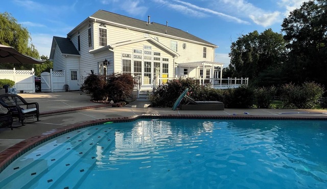 Spacious 5-bedroom farmhouse in peaceful Nokesville with Pool