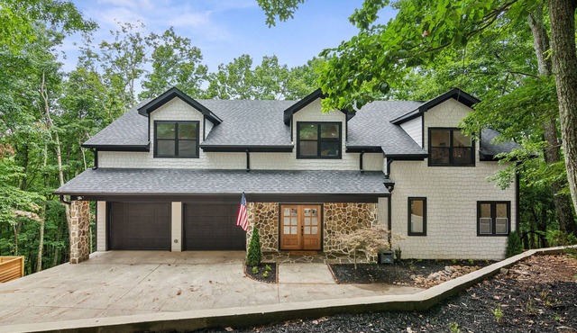 Spacious 5-bedroom, family-friendly lodge mountain house in charming Jasper