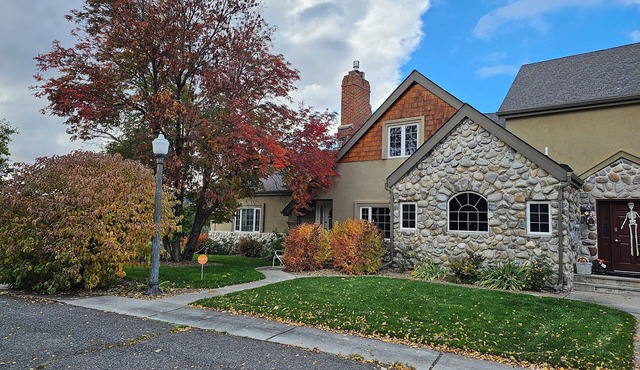 Spacious 5 Bedroom, family-friendly home on Stunning Golf Course In Butte, MT