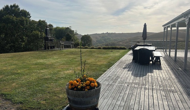 Spacious 5-bedroom farmhouse in picturesque Onewhero