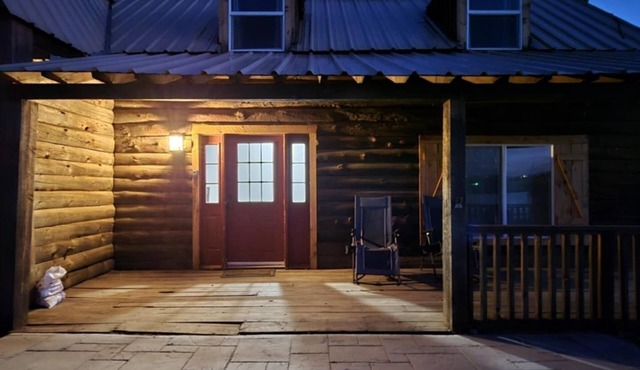 Spacious 5-bedroom Farmhouse cabin in charming Blanding with AC, WiFi