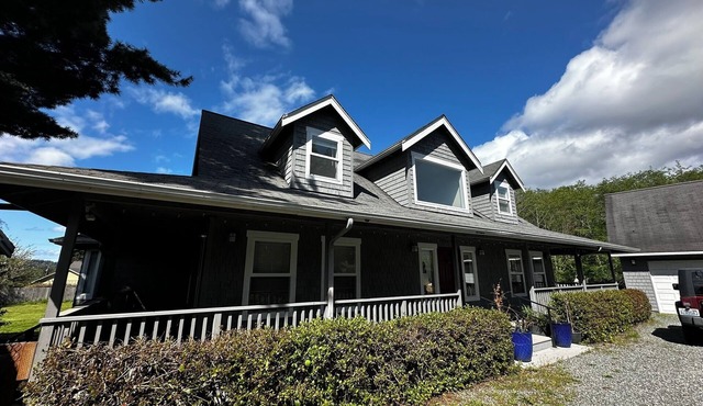 Spacious 5-bedroom farmhouse close to everything on Whidbey Island with hot tub!