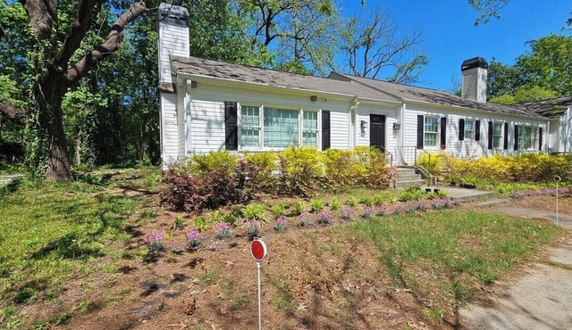 Spacious 5-bedroom Farmhouse and Tiny House Combo close to Atlanta