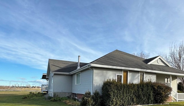 Spacious 5-bedroom farmhouse in peaceful Wendell, Idaho