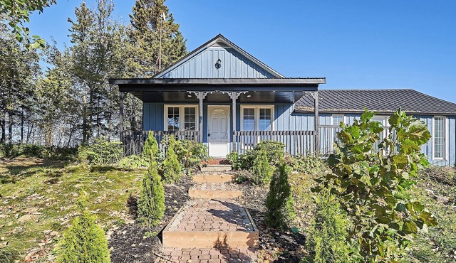 Spacious 5-bedroom farmhouse in charming Kendal, surrounded by farmlands.