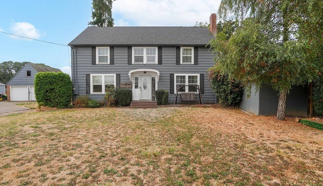 Spacious 5-bedroom farmhouse in superb Albany with AC. Close to OSU, I5, LBCC