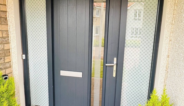 Spacious 5-bedroom house in charming East Calder with WiFi