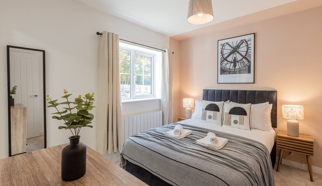 Spacious 5-Bedroom House in Nottingham