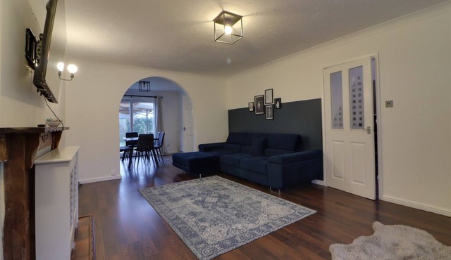 Spacious 5-bedroom house in enchanting Peterborough with fitness room