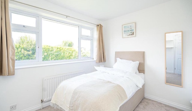 Spacious 5 Bedroom House - Sleeps 7 - 3-Car Driveway - Work - Leisure