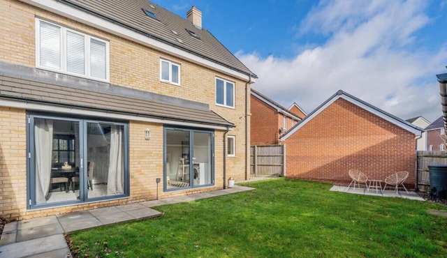 Spacious 5-bedroom house with free parking, garden, and Cinema room with Netflix