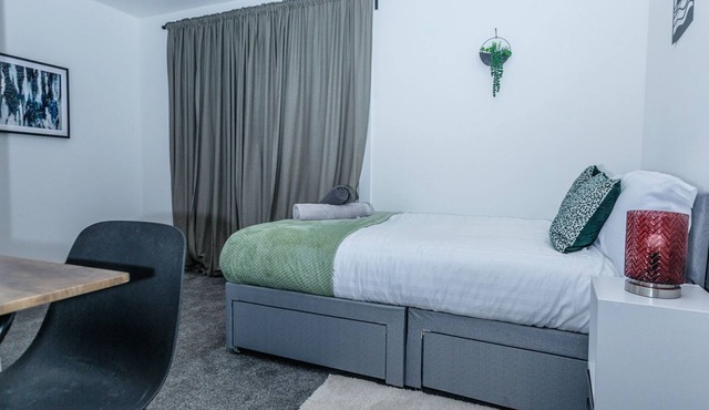 Spacious 5-bedroom house in Medway with WiFi