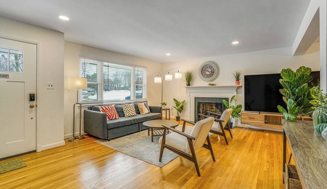 Spacious 5-bedroom house with AC, WiFi in delightful Alexandria