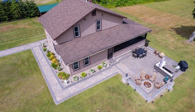 Spacious 5-bedroom house in charming Broadalbin directly on the lake