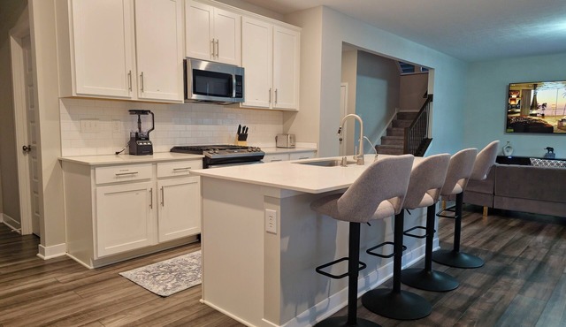 Spacious 5-bedroom house with WiFi, AC in charming Brownsburg