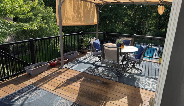 Spacious 5-bedroom house in nice Coraopolis w/WiFi, AC, fitness room and a pool