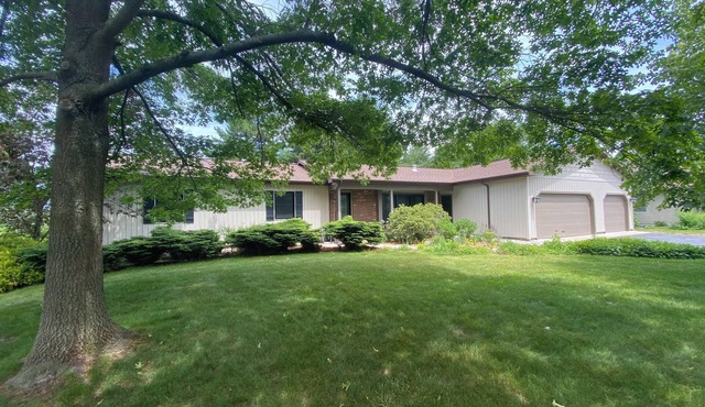 Spacious 5-bedroom house just outside the Village of Elk Rapids with AC, WiFi