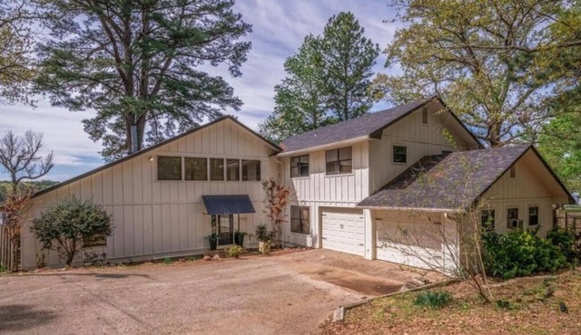 Spacious 5-bedroom house with AC, WiFi in charming Gladewater