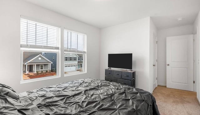 Spacious 5-bedroom house access to Gym and two Pools