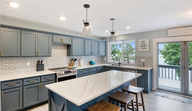 Spacious 5-bedroom house in fabulous Lake Ozark with dock just doors from H-toad