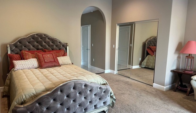 Spacious 5-bedroom house with WiFi, AC in brilliant Long Beach