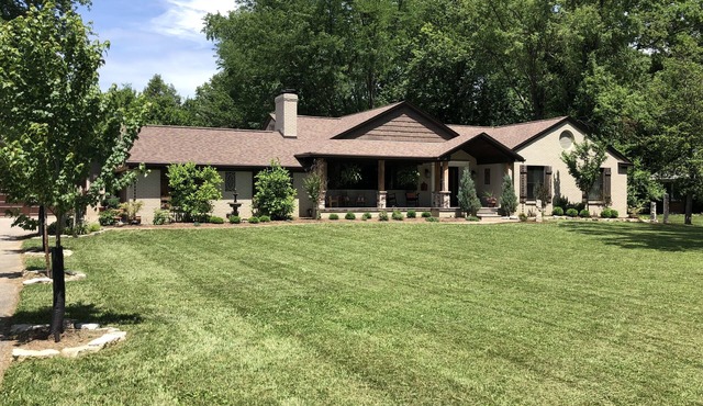 Spacious 5 Bedroom Home with Heated Pool and Hot Tub