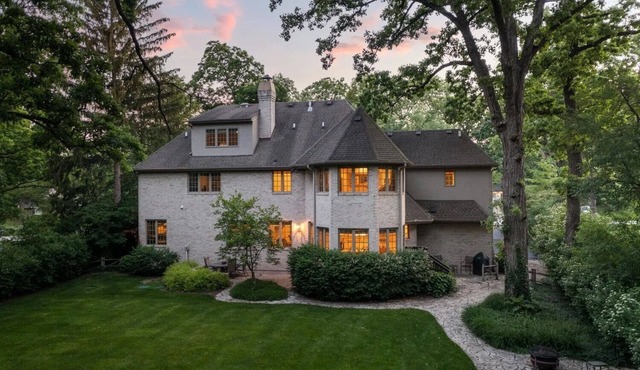 Spacious 5-bedroom house in nice Naperville with WiFi, fitness room