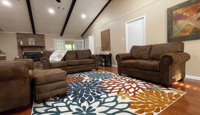 Spacious 5-bedroom house in welcoming Pine Bluff with WiFi, AC
