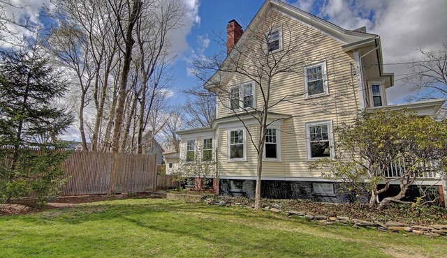 Spacious 5-bedroom home with private yards - near Brown/RISD