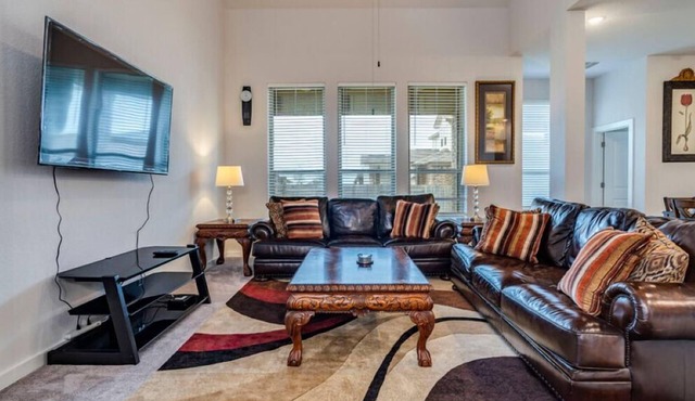 Spacious 5-bedroom house in delightful Round Rock with high speed WiFi,
