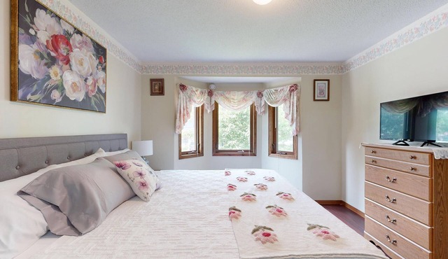 Spacious 5-bedroom house in delightful Saint Paul with large deck and dining