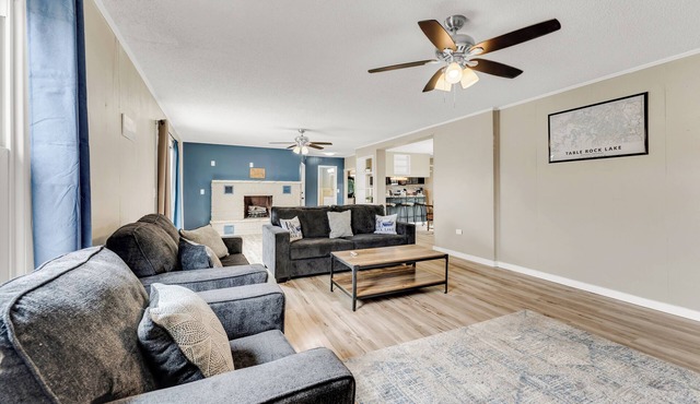 Spacious 5-bedroom house. Game Room. Travel Themed Bedrooms. 1 mile from lake.