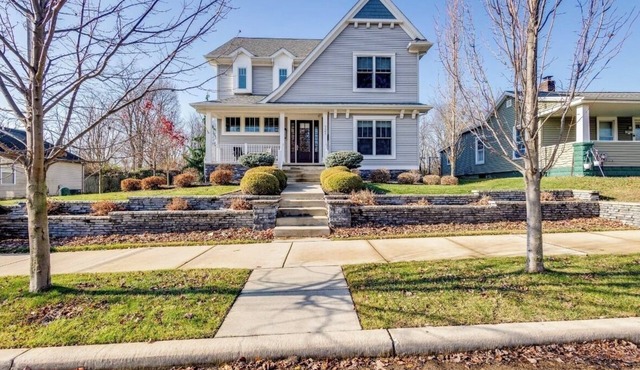 Spacious 5-bedroom house with hot tub and theatre room in charming South Bend