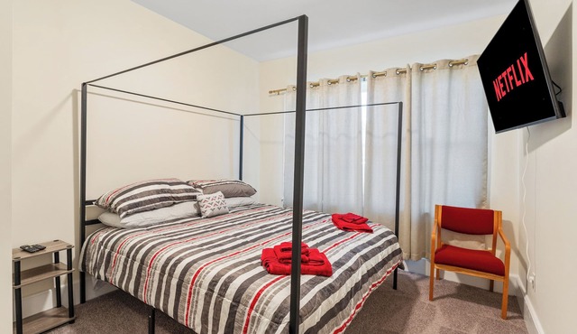 Spacious 5-bedroom house in charming Wilmington with WiFi, AC