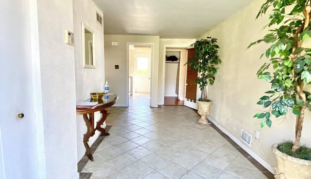 Spacious 5-bedroom house in welcoming Wilmington with WiFi, AC, Large Yard