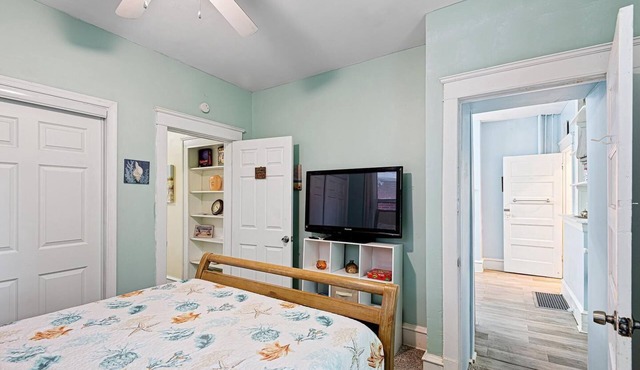 Spacious 5-bedroom house with 1King + 4queen beds in lovely Wilmington