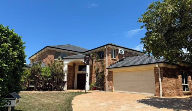 Spacious 5-bedroom house in lovely Carindale with AC