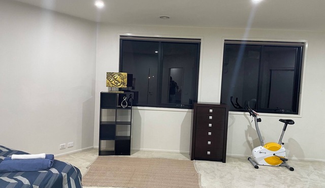 Spacious 5-bedroom house with WiFi and AC in amazing Melbourne