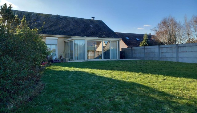 Spacious 5-bedroom house with a veranda